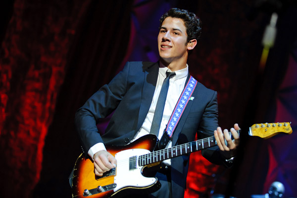 Flying solo: Nick Jonas succeeds as one-man show