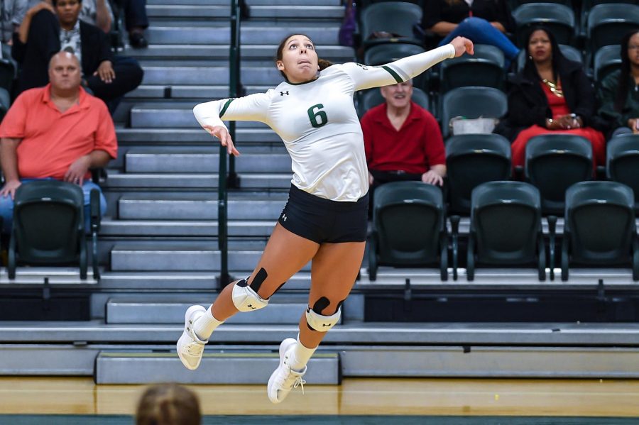 Loyola volleyball fights through for undefeated weekend