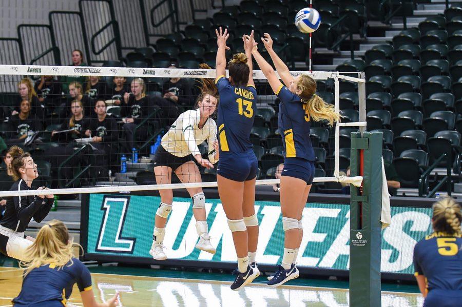 Womens Volleyball wins Charm City Classic over UMBC